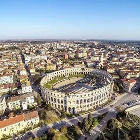 Apartament La Dolce In The Center With Private Parking Pula