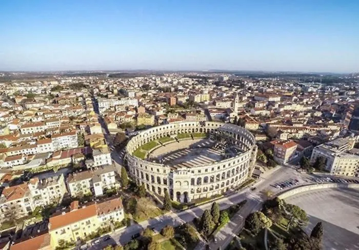 Lägenhet La Dolce In The Center With Private Parking Pula